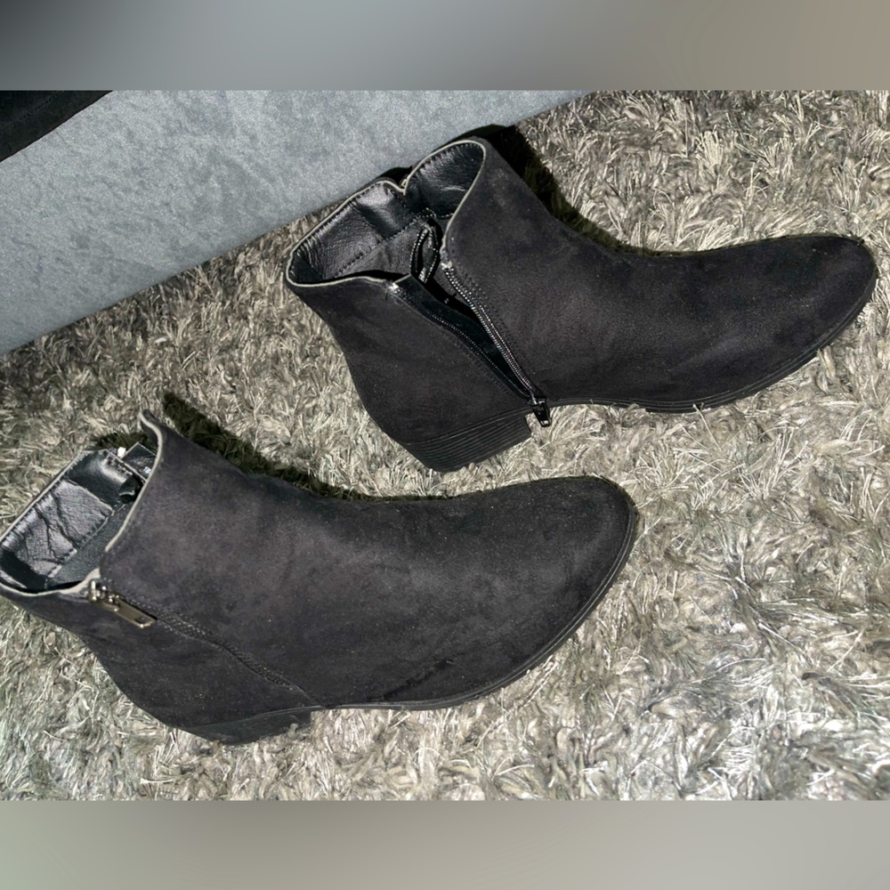BLACK BOOTIES
